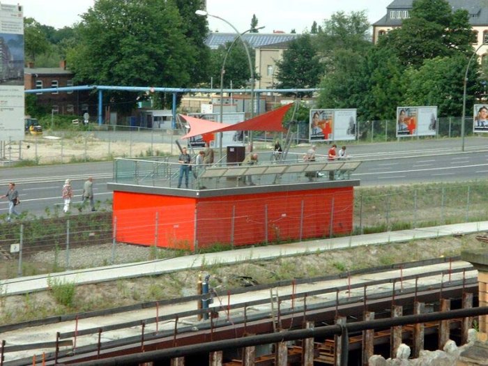 Bild: Eine Info-Box, ähnlich der am Potsdamer Platz. Von da aus kann man den Abriss des Bahnhofes beobachten und Infos bekommen.