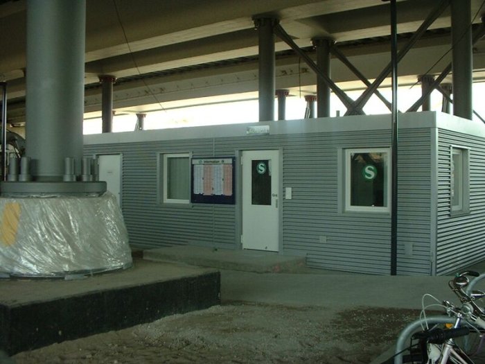 Bild: Die Aufsicht sitzt in diesem Container unter dem Bahnhof. Abgefertigt wird mit Kamera.