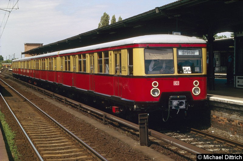 Bild: 477 152 als Linie S6 im Bahnhof Schöneweide.