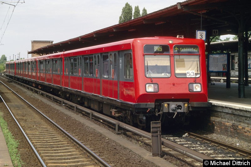 Bild: 485 143 als Linie S45 im Bahnhof Schöneweide.