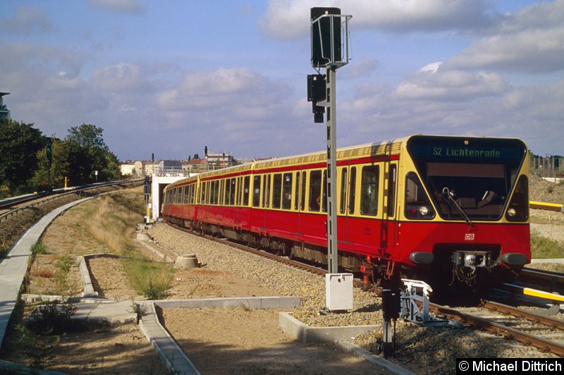 Bild: 480 045 als Linie S2 bei der Einfahrt in den Bahnhof Bornholmer Straße.