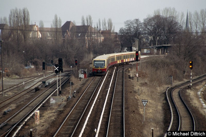 Bild: Ein Zug der Baureihe 481 verlässt den Bahnhof Ostkreuz.
