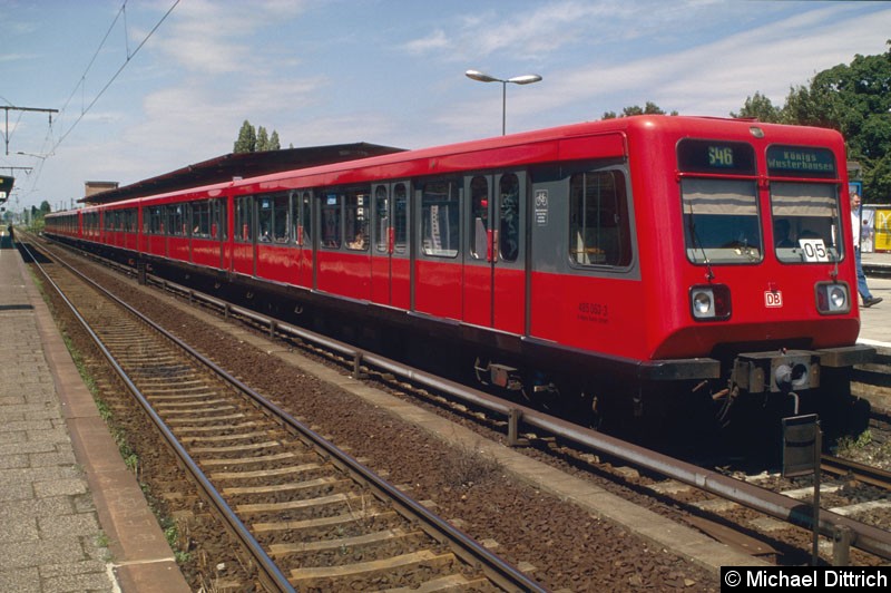 Bild: 485 053 als Linie S46 im Bahnhof Schöneweide.