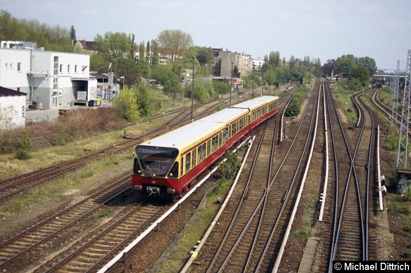 Bild: Ein Zug der Baureihe 480 vor der Modersohnbrücke.