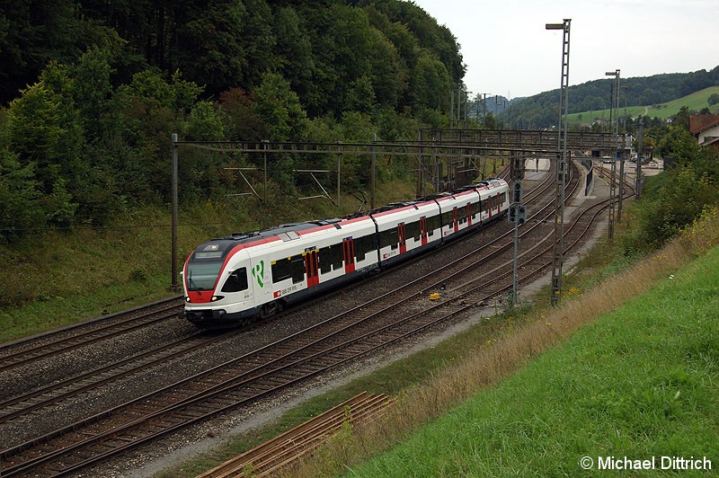 Bild: 521 006 hat den Bahnhof Tecknau als S3 nach Olten durchfahren.