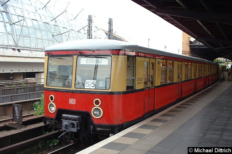 Bild: 477 032 als Linie S3 im Lehrter Stadtbahnhof.