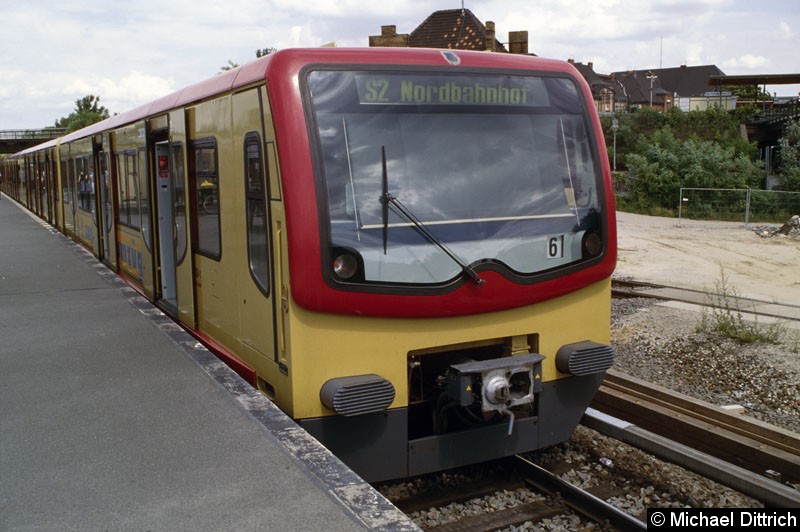 Bild: 481 008 als Linie S2 im Bahnhof Papestraße. Dieser heißt heute Südkreuz.