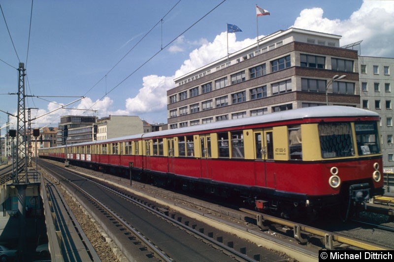 Bild: 477 033 als Linie S9 bei der Einfahrt in den Bahnhof Alexanderplatz.