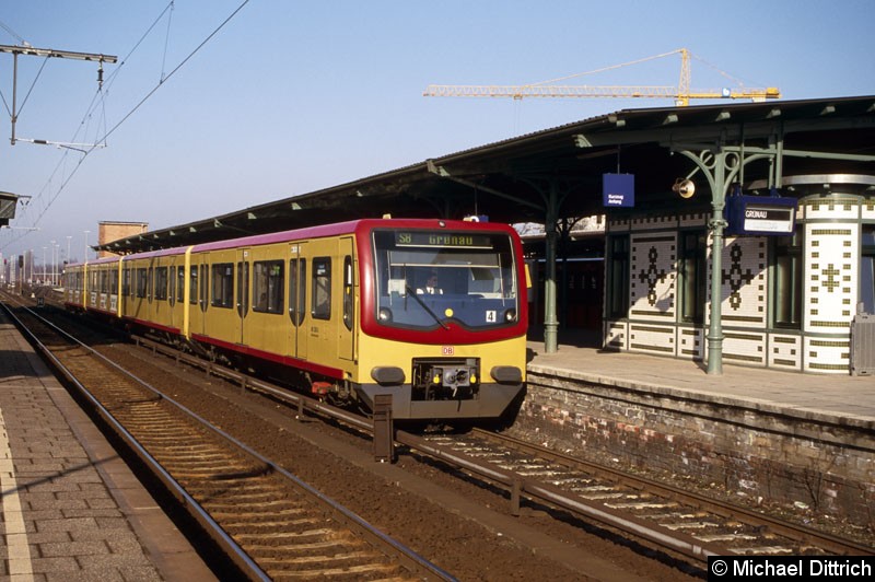 Bild: Noch in gelb präsentiert sich hier der 481 205 als Linie S8 in Berlin-Schöneweide.