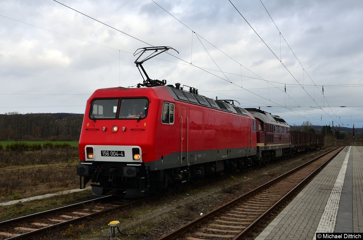 156 004 mit 132 293 im Schlepp im Bahnhof Naumburg (Saale).