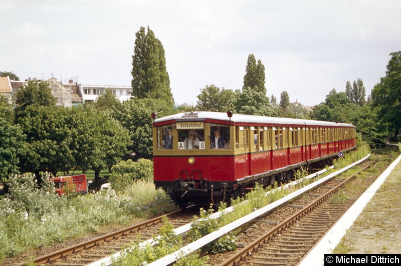 Bild: Angeführt vom ET 165 471 durchfährt einer der Traditionszüge die Nordkurve des Bahnhof Ostkreuz.