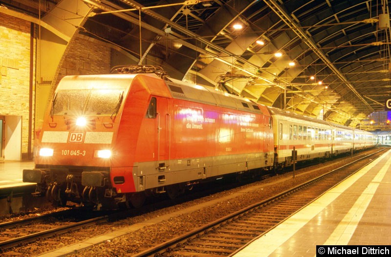 Bild: 101 045 mit einem IC in Berlin Ostbahnhof.