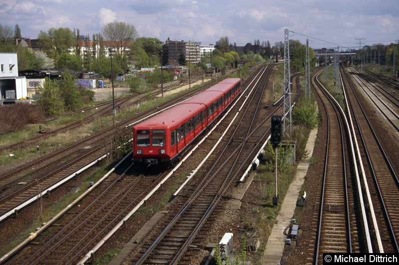 Bild: Ein Zug der Baureihe 485 kurz vor der Modersohnbrücke.