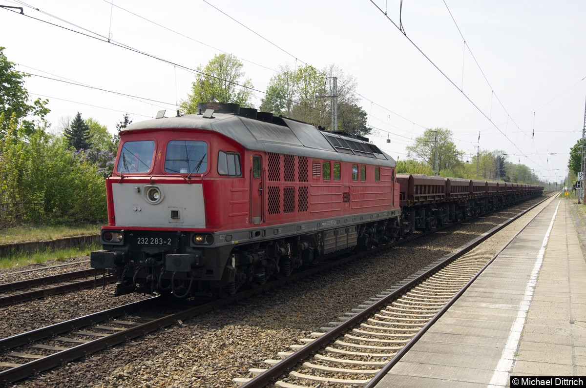 232 283 wendet mit einem Güterzug in Hohenneuendorf West.