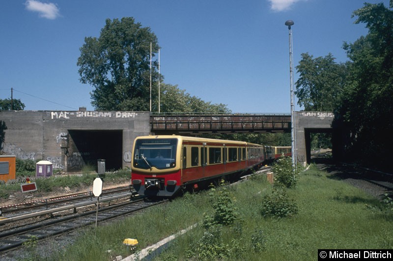 Bild: 481 402 als Linie S75 bei der Einfahrt in den Bahnhof Westkreuz.