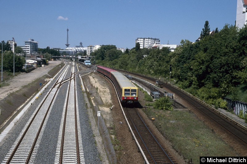 Bild: 485 127 als Linie S42 zwischen den Bahnhöfen Halensee und Hohenzollerndamm. Im Hintergrund Berlins älteres Wahrzeichen, der Funkturm.