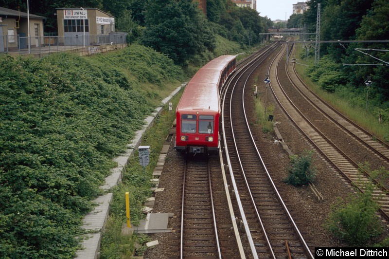 Bild: Ein Zug der Baureihe 485 als Linie S85 kurz vor dem Bahnhof Schönhauser Allee.