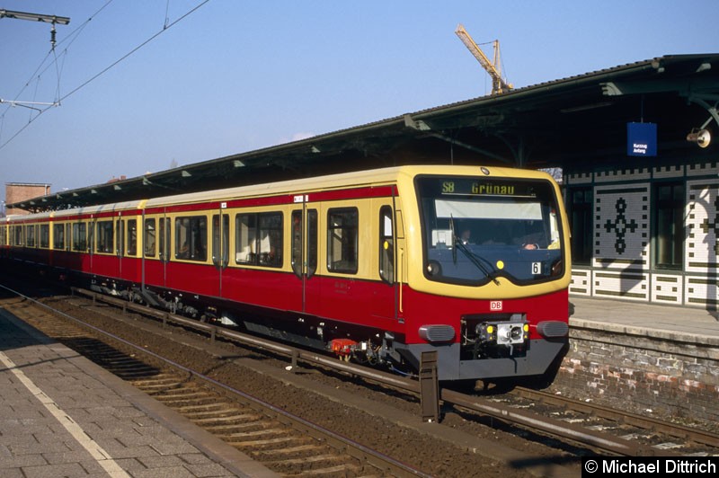 Bild: 481 501 als Linie S8 im Bahnhof Schöneweide. Der Zug besteht aus vier durchgehenbaren Wagen. Das zweite Viertel wird als 481/482 601 bezeichnet.