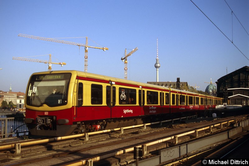 Bild: 481 441 verlässt als Linie S75 den Bahnhof Friedrichstraße.