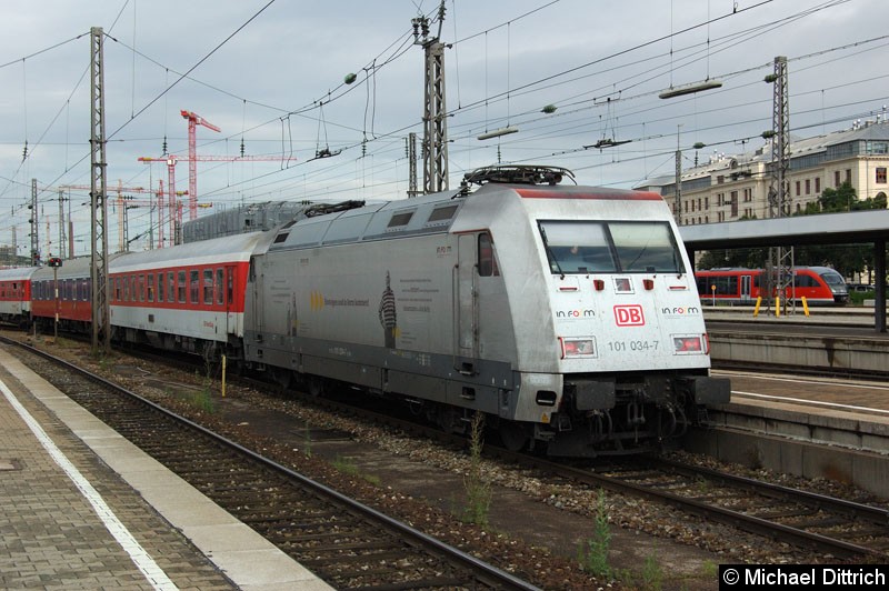 Bild: 101 034 wird mit ihrem Zug aus München Hbf. gezogen.