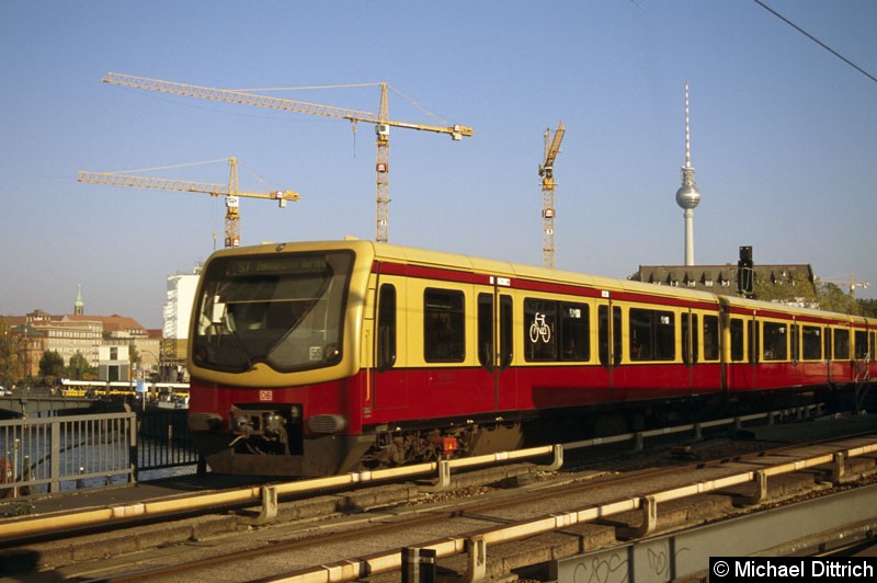Bild: 481 257 verlässt als Linie S7 den Bahnhof Friedrichstraße.