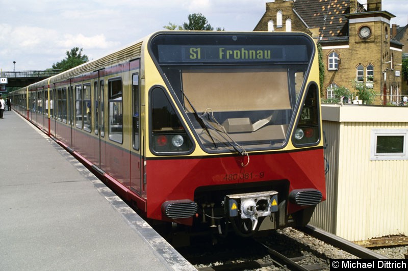 Bild: 480 081 als Linie S1 im Bahnhof Papestraße. Dieser Bahnhof heißt heute Südkreuz.