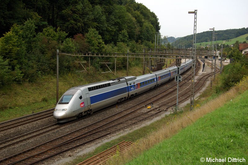 Bild: Der französische TGV 4412 hat den Bahnhof Tecknau durchfahren.