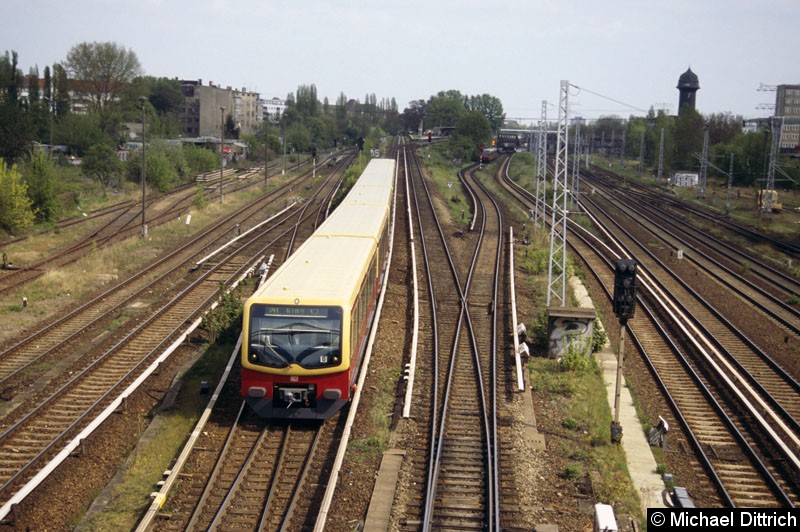 Bild: Ein Zug der Baureihe 481 kommt die Rampe vom Bahnsteig A des Bahnhof Ostkreuz runter.