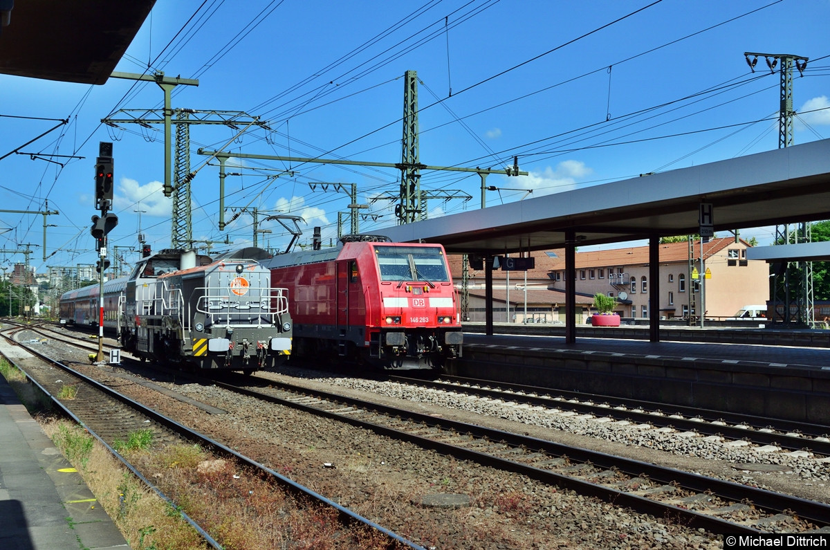 92 80 4185 026-6 D-NXRL wartet in Fulda, währenddessen die 146 253 in Fulda einfährt.