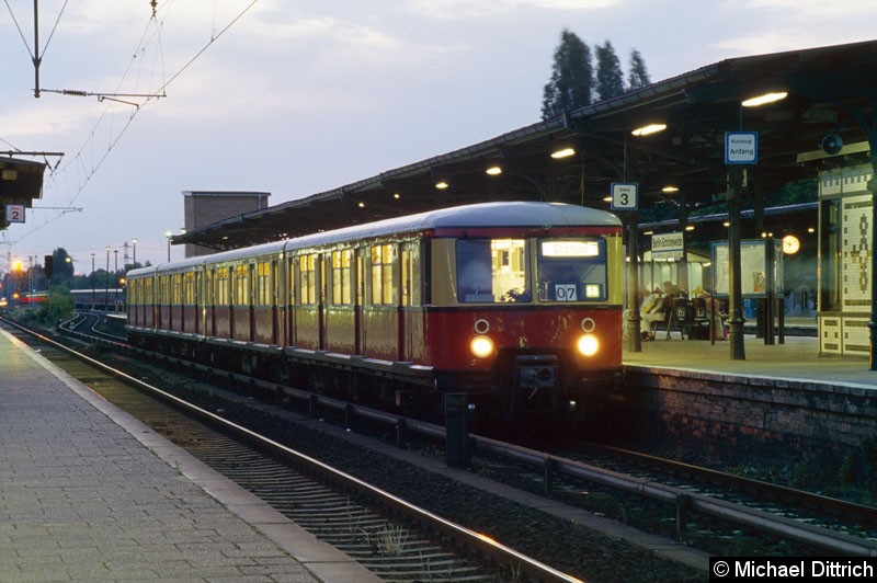 Bild: 477 056 als Linie S8 im Bahnhof Schöneweide.