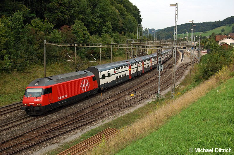 Bild: 460 009 hat den Bahnhof Tecknau durchfahren.
