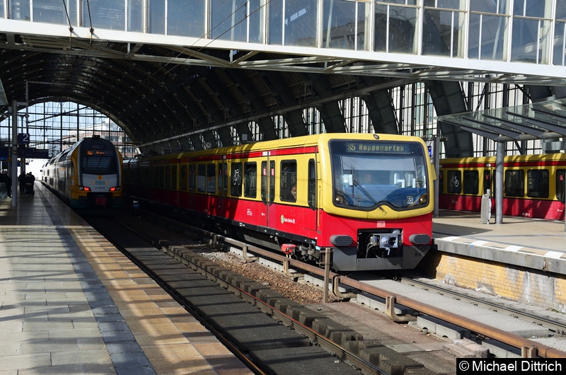 Bild: 481/482 222 + 481/482 292 + 481/482 442 + 481/482 270 als Linie S5 im Bahnhof Alexanderplatz.