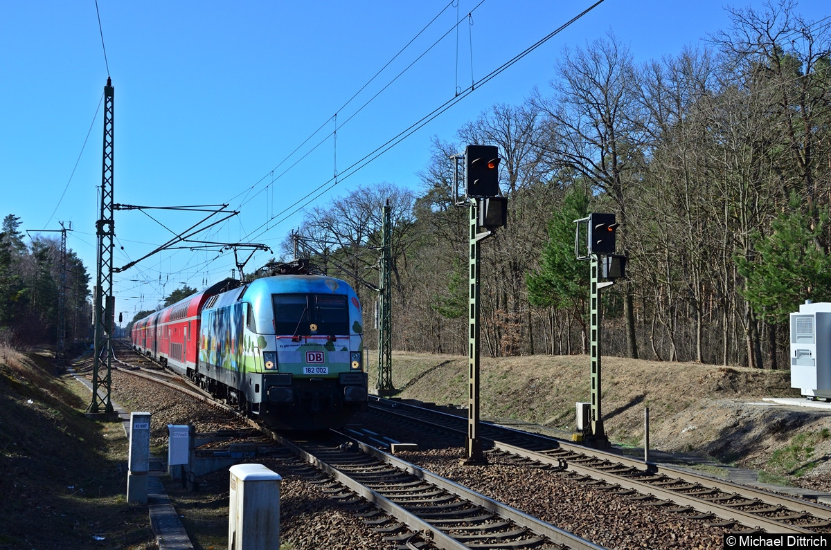 182 002 als RE 1 auf dem Weg nach Frankfurt (Oder) kurz vor der Einfahrt in Fangschleuse.
