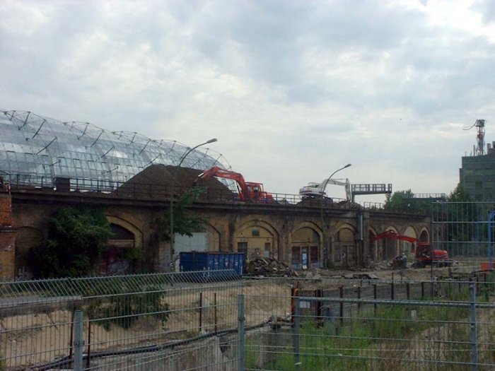Blick in Richtung Bellevue. Hier wird gerade der Schotter entfernt.
Aufgenommen am 12.07.2002 Bild: Blick in Richtung Bellevue. Hier wird gerade der Schotter entfernt.
Aufgenommen am 12.07.2002