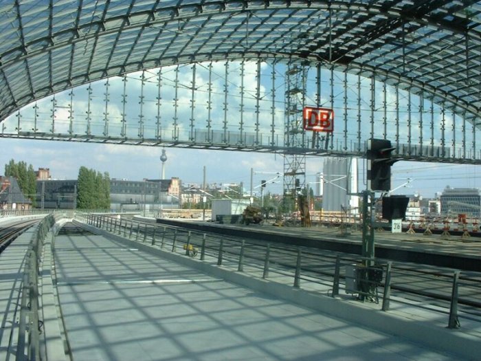 So sieht es aus, wenn man in Richtung Friedrichstraße guckt.
Aufgenommen am 05.07.2002 Bild: So sieht es aus, wenn man in Richtung Friedrichstraße guckt.
Aufgenommen am 05.07.2002