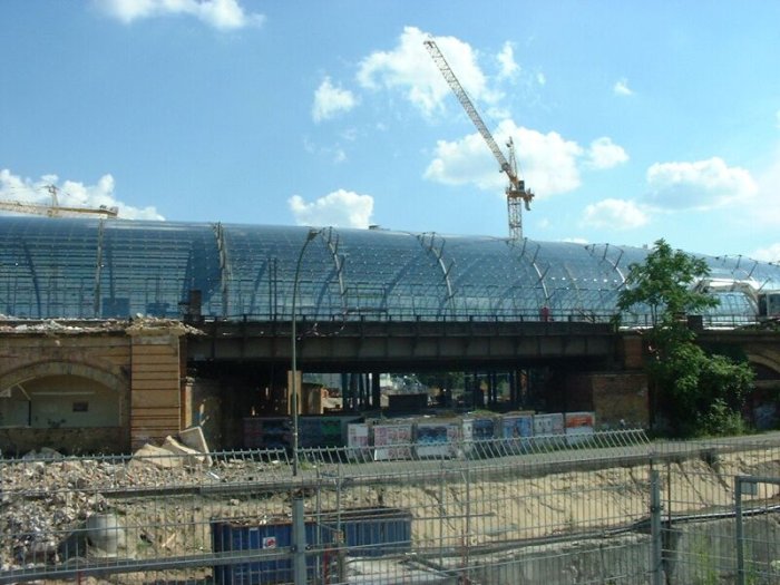 Bild: Brücke an der Ausfahrt in Richtung Bellevue. Links unten der alte Eingang.