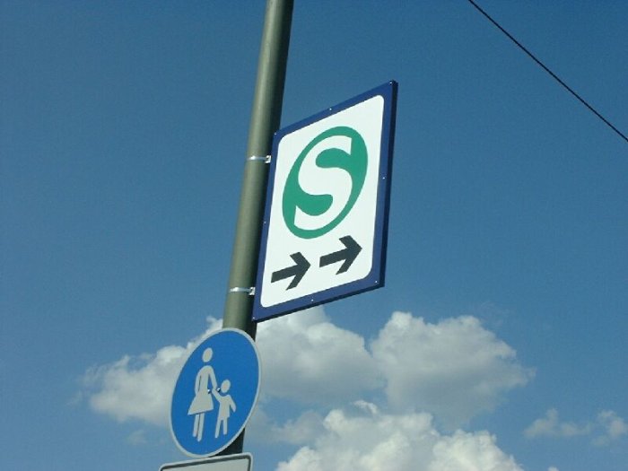 Bild: Ein solches Hinweisschild weist die Fahrgäste auf den neuen Eingang hin.
Aufgenommen in der Invalidenstraße.