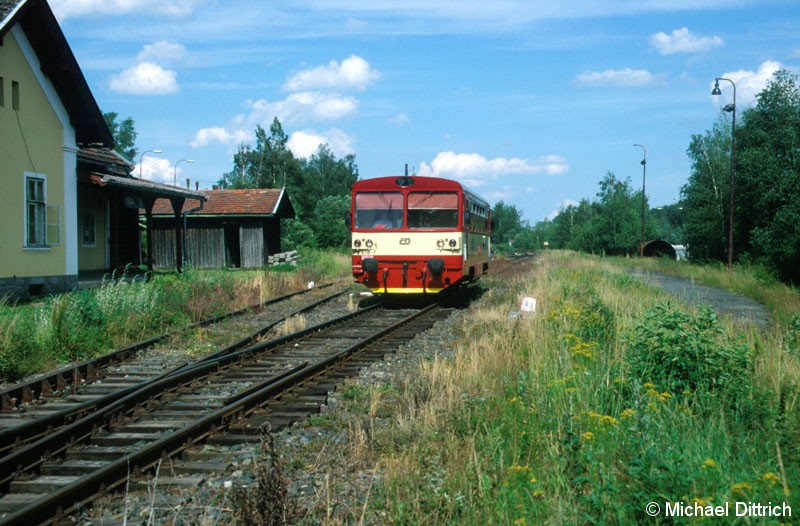 Bild: Der 810 676 war es auch der uns nach Holostrevy brachte, hier bei der Rückfahrt nach Bor.