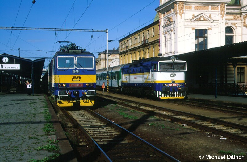 Bild: Plzen, links die 363 045 rechts die 754 029.