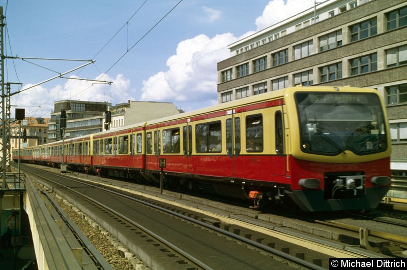 Bild: 481 272 als Linie S5 bei der Einfahrt in den Bahnhof Alexanderplatz.