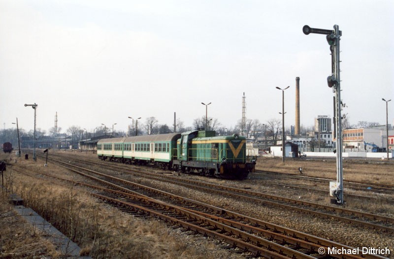 Bild: Im Güterbahnhof von Zary wartet die SP 42-151 darauf, als Os 76134 nach Legnica fahren zu dürfen.