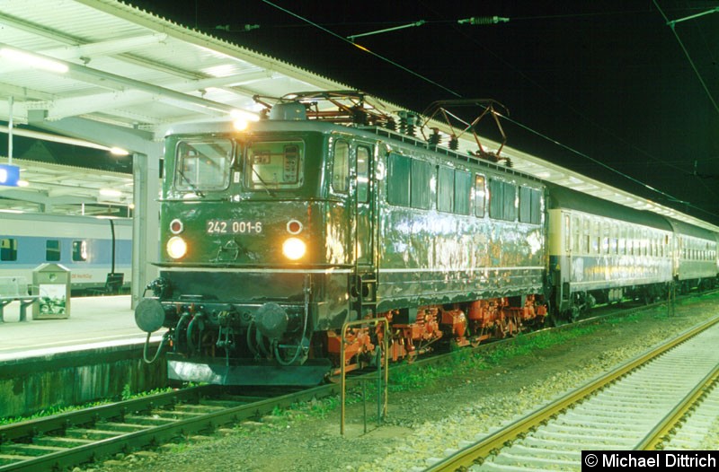 Bild: Dieser Sonderzug aus Binz kam mit der 03 1010. 
Da Dampfloks aber nicht auf die Berliner Stadtbahn dürfen, wurde dieser in Berlin-Lichtenberg auf die 242 001 umgespannt und fuhr dann nach Berlin-Spandau.