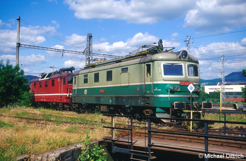Bild: 122 047 steht im Bw Decin vor der 180 011 der DB AG.
