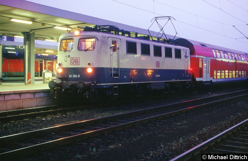 Bild: 141 384 mit einem Regionalexpress in Braunschweig Hbf.