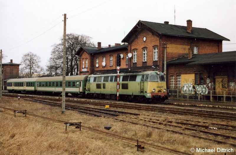 Bild: Der Os 76132 besteht aus der SU 45-074 und zwei Wagen. 
Hier in Malomice an der Strecke Zagan - Legnica.