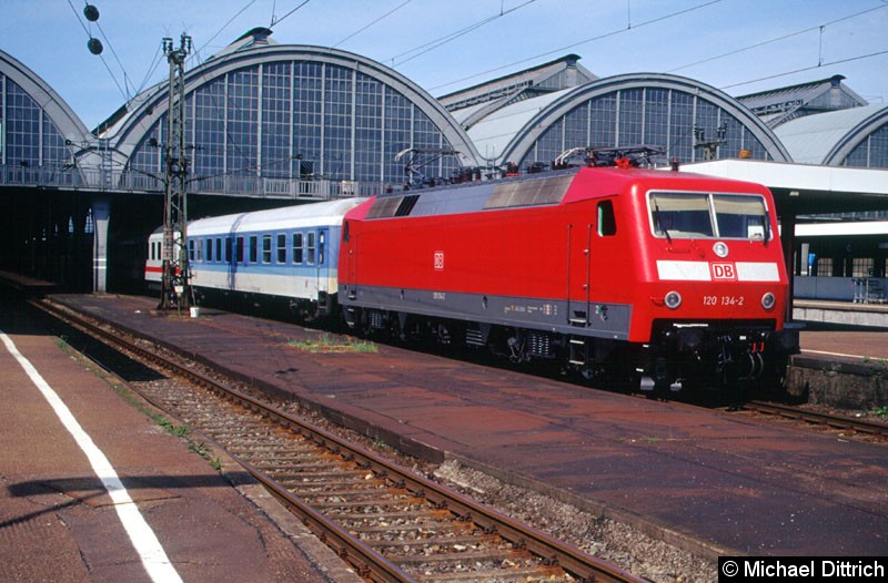 Bild: Noch nicht lange trägt die 120 134 das verkehrsrote Kleid, als sie mit dem IR 2572 in Karlsruhe Hbf. stand.