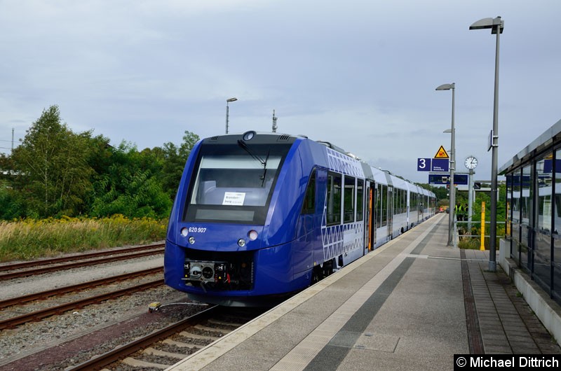 Bild: 620 407/621 407/620 907 wurde gegen den 620 407/621 407/600 907 getauscht und steht nun als RB 51 zur Abfahrt in Rathenow bereit.

Der Zug wird bei der Ostdeutschen Eisenbahn getestet.