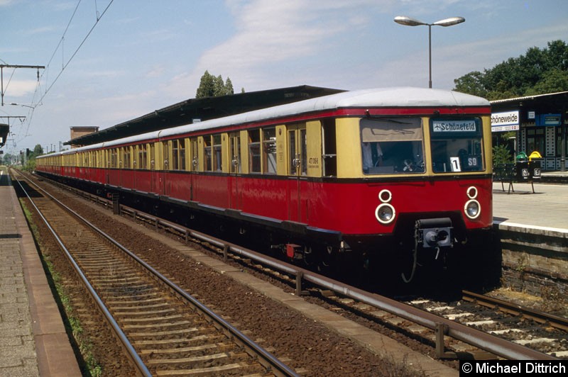 Bild: 477 018 als Linie S9 im Bahnhof Schöneweide.