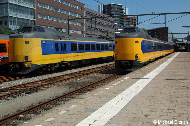 Bild: Ausfahrt des 4045 in Enschede. 
Auf dem Gleis daneben steht der 4233.