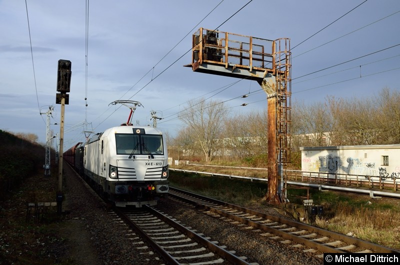 Bild: X 4 E - 613 mit einer weiteren Vectron bei der Durchfahrt in Berlin-Hohenschönhausen.